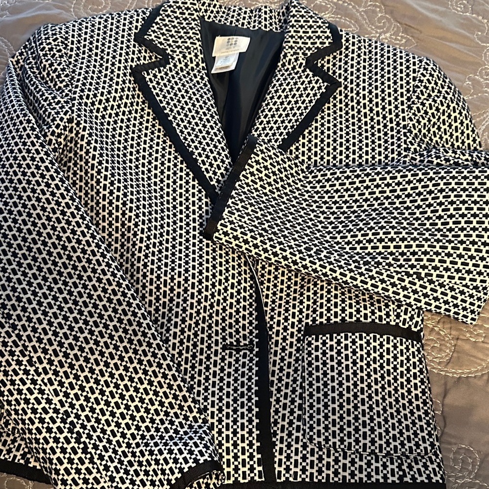 Black & White Patterned Women’s Blazer - size 8 petite